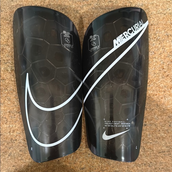 Nike Mercurial Shin Guards size XL - Picture 1 of 6